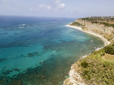 Burun, sahil, cliff, deniz, Ricadi, Cape Vaticano, Calabria bakan sarp kayalığın. İtalya