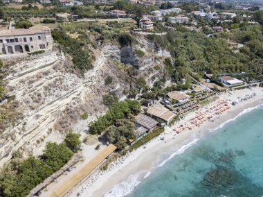 Ricadi Beach, kule Marino, Vatikan, promontory havadan görünümü, uçurumlar ve kum bakış. Yaz tatillerini Calabria, İtalya
