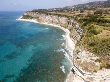 Burun, sahil, cliff, deniz, Ricadi, Cape Vaticano, Calabria bakan sarp kayalığın. İtalya