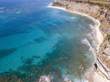 Burun, sahil, cliff, deniz, Ricadi, Cape Vaticano, Calabria bakan sarp kayalığın. İtalya