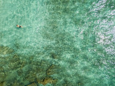Denizde hava görünümünü taş. Yukarıda, şeffaf su Marnixkade tabanının genel bakış. Yüzücüler, su üzerinde yüzen yıkananlara