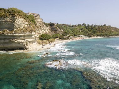 Ricadi Beach, kule Marino, Vatikan, promontory havadan görünümü, uçurumlar ve kum bakış. Yaz tatillerini Calabria, İtalya