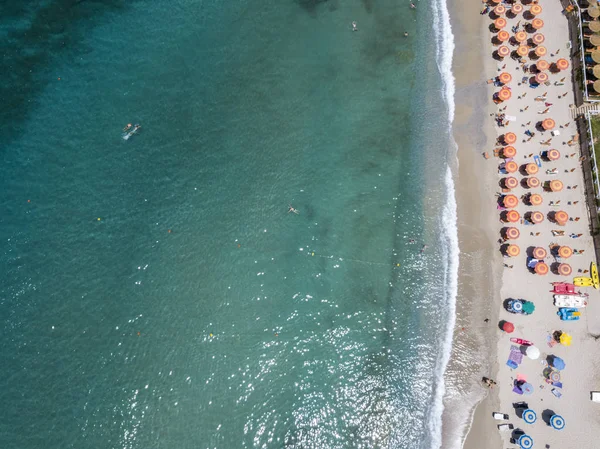 Вид с воздуха на пляж с каноэ, лодки и зонтики. Ricadi, Capo Vaticano. Кальделла, Италия — стоковое фото