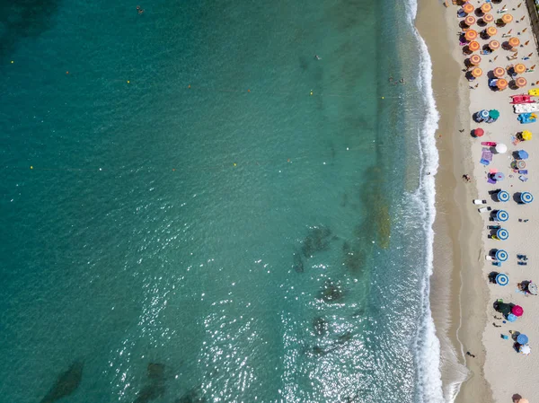 Vista aérea de una playa con canoas, botes y sombrillas. Ricadi, Capo Vaticano. Calabria, Italia — Foto de Stock