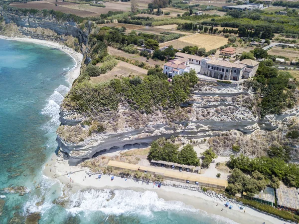 Überblick über ricadi Strand, Turm marino, vatikanische Stadt, Vorgebirge Luftaufnahme, Klippen und Sand. Sommerurlaub in Kalabrien, Italien — Stockfoto