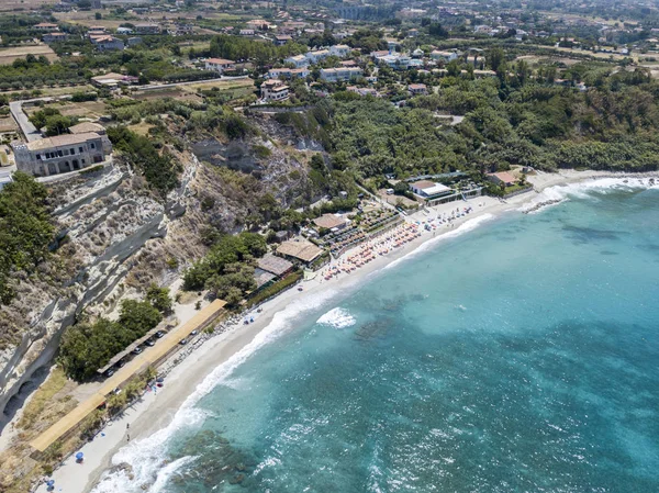 Ricadi Beach, kule Marino, Vatikan, promontory havadan görünümü, uçurumlar ve kum bakış. Yaz tatillerini Calabria, İtalya