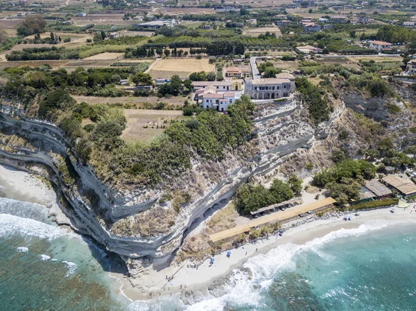 Ricadi Beach, kule Marino, Vatikan, promontory havadan görünümü, uçurumlar ve kum bakış. Yaz tatillerini Calabria, İtalya