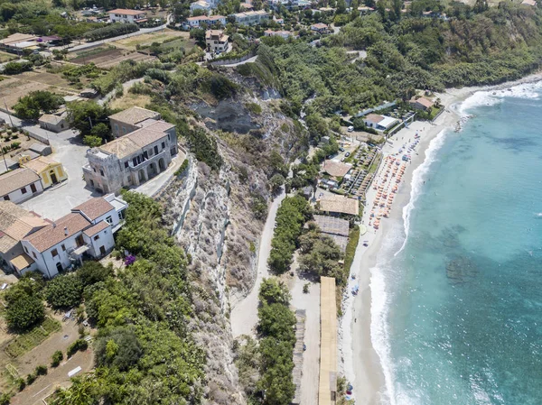 Áttekintése Ricadi Beach, torony Marino, Vatikán, hegyfok légifelvételek, sziklák és homok. Nyári vakáció Calabria, Olaszország — Stock Fotó