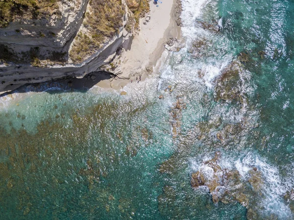 Burun, sahil, cliff, deniz, Ricadi, Cape Vaticano, Calabria bakan sarp kayalığın. İtalya — Stok fotoğraf