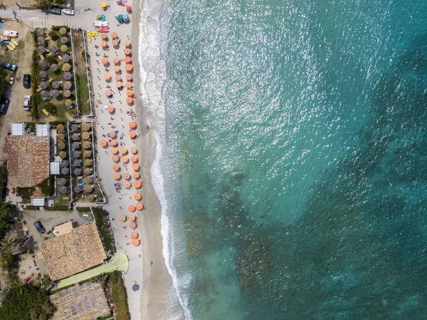Vista aérea de una playa con canoas, botes y sombrillas. Ricadi, Capo Vaticano. Calabria, Italia — Foto de Stock