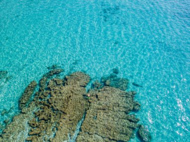 Denizde hava görünümünü taş. Yukarıda, şeffaf su Marnixkade deniz dibinin genel bakış