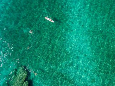 Şeffaf bir denizde yüzen su kanoyla hava görünümünü. Yıkananlara denizde. Zambrone, Calabria, İtalya. Dalış dinlenme ve yaz tatil. İtalyan kıyıları, plajları ve kayalar