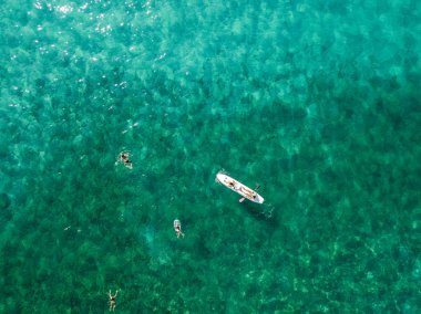 Şeffaf bir denizde yüzen su kanoyla hava görünümünü. Yıkananlara denizde. Zambrone, Calabria, İtalya. Dalış dinlenme ve yaz tatil. İtalyan kıyıları, plajları ve kayalar