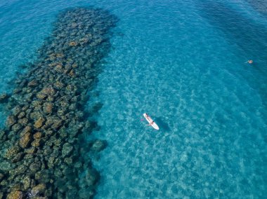 Şeffaf bir denizde yüzen su kanoyla hava görünümünü. Yıkananlara denizde. Zambrone, Calabria, İtalya. Dalış dinlenme ve yaz tatil. İtalyan kıyıları, plajları ve kayalar