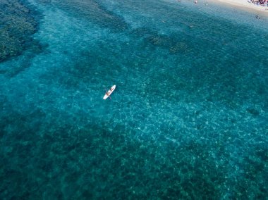 Şeffaf bir denizde yüzen su kanoyla hava görünümünü. Yıkananlara denizde. Zambrone, Calabria, İtalya. Dalış dinlenme ve yaz tatil. İtalyan kıyıları, plajları ve kayalar