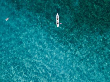 Şeffaf bir denizde yüzen su kanoyla hava görünümünü. Yıkananlara denizde. Zambrone, Calabria, İtalya. Dalış dinlenme ve yaz tatil. İtalyan kıyıları, plajları ve kayalar