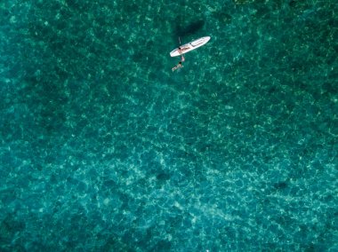 Şeffaf bir denizde yüzen su kanoyla hava görünümünü. Yıkananlara denizde. Zambrone, Calabria, İtalya. Dalış dinlenme ve yaz tatil. İtalyan kıyıları, plajları ve kayalar