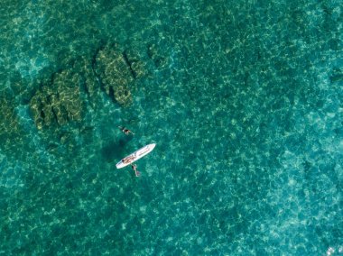 Şeffaf bir denizde yüzen su kanoyla hava görünümünü. Yıkananlara denizde. Zambrone, Calabria, İtalya. Dalış dinlenme ve yaz tatil. İtalyan kıyıları, plajları ve kayalar