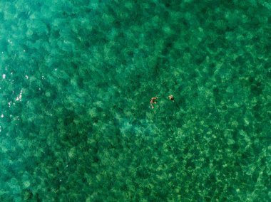 Denizde hava görünümünü taş. Yukarıda, şeffaf su Marnixkade tabanının genel bakış. Yüzücüler, su üzerinde yüzen yıkananlara