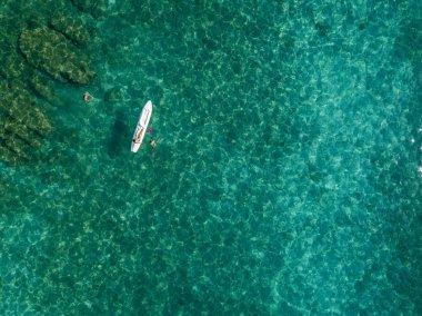 Şeffaf bir denizde yüzen su kanoyla hava görünümünü. Yıkananlara denizde. Zambrone, Calabria, İtalya. Dalış dinlenme ve yaz tatil. İtalyan kıyıları, plajları ve kayalar