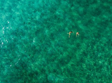 Denizde hava görünümünü taş. Yukarıda, şeffaf su Marnixkade tabanının genel bakış. Yüzücüler, su üzerinde yüzen yıkananlara