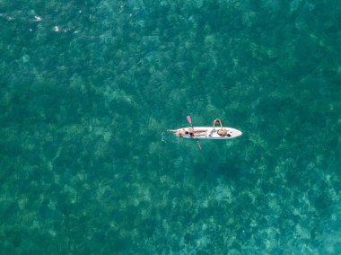 Şeffaf bir denizde yüzen su kanoyla hava görünümünü. Yıkananlara denizde. Zambrone, Calabria, İtalya. Dalış dinlenme ve yaz tatil. İtalyan kıyıları, plajları ve kayalar