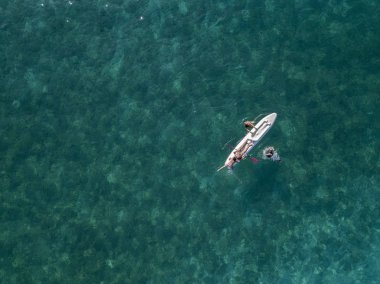 Şeffaf bir denizde yüzen su kanoyla hava görünümünü. Yıkananlara denizde. Zambrone, Calabria, İtalya. Dalış dinlenme ve yaz tatil. İtalyan kıyıları, plajları ve kayalar