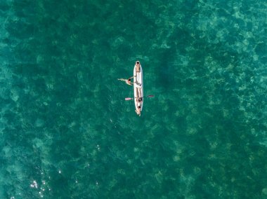 Şeffaf bir denizde yüzen su kanoyla hava görünümünü. Yıkananlara denizde. Zambrone, Calabria, İtalya. Dalış dinlenme ve yaz tatil. İtalyan kıyıları, plajları ve kayalar
