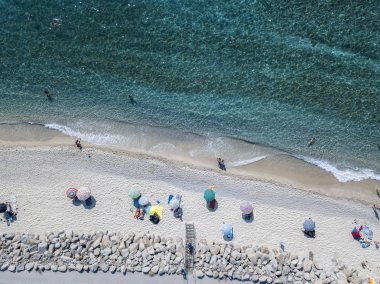 Yukarıda da görüleceği deniz alt, Zambrone plaj, Calabria, İtalya. Dalış dinlenme ve yaz tatil. İtalyan kıyıları, plajları ve kayalar. Havadan görünümü