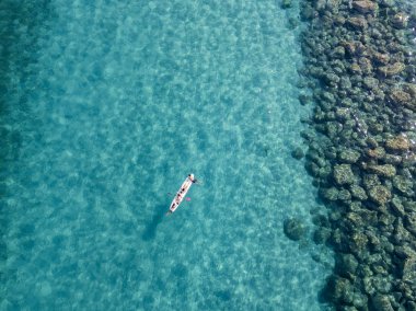 Şeffaf bir denizde yüzen su kanoyla hava görünümünü. Yıkananlara denizde. Zambrone, Calabria, İtalya. Dalış dinlenme ve yaz tatil. İtalyan kıyıları, plajları ve kayalar