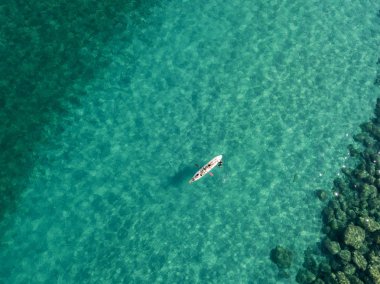 Şeffaf bir denizde yüzen su kanoyla hava görünümünü. Yıkananlara denizde. Zambrone, Calabria, İtalya. Dalış dinlenme ve yaz tatil. İtalyan kıyıları, plajları ve kayalar