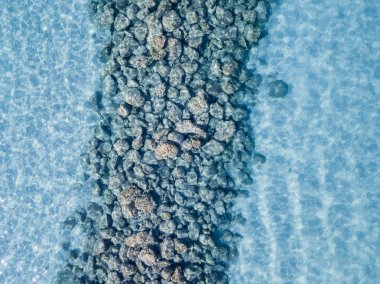 Denizde hava görünümünü taş. Yukarıda, şeffaf su Marnixkade deniz dibinin genel bakış