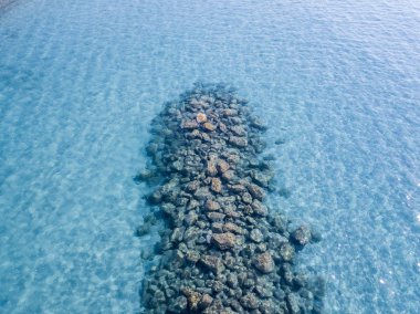 Denizde hava görünümünü taş. Yukarıda, şeffaf su Marnixkade deniz dibinin genel bakış