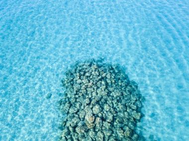 Denizde hava görünümünü taş. Yukarıda, şeffaf su Marnixkade deniz dibinin genel bakış