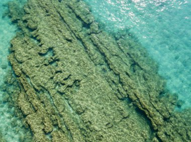 Denizde hava görünümünü taş. Yukarıda, şeffaf su Marnixkade deniz dibinin genel bakış