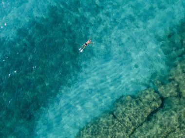 Denizde hava görünümünü taş. Yukarıda, şeffaf su Marnixkade tabanının genel bakış. Yüzücüler, su üzerinde yüzen yıkananlara