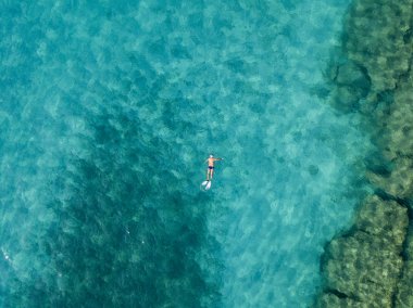 Denizde hava görünümünü taş. Yukarıda, şeffaf su Marnixkade tabanının genel bakış. Yüzücüler, su üzerinde yüzen yıkananlara