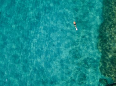Denizde hava görünümünü taş. Yukarıda, şeffaf su Marnixkade tabanının genel bakış. Yüzücüler, su üzerinde yüzen yıkananlara