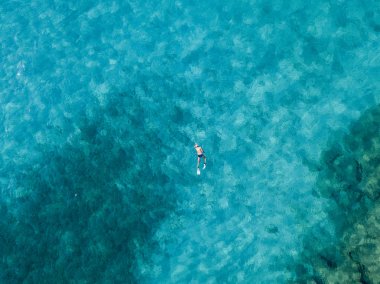 Denizde hava görünümünü taş. Yukarıda, şeffaf su Marnixkade tabanının genel bakış. Yüzücüler, su üzerinde yüzen yıkananlara