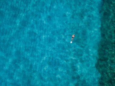 Denizde hava görünümünü taş. Yukarıda, şeffaf su Marnixkade tabanının genel bakış. Yüzücüler, su üzerinde yüzen yıkananlara