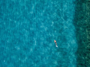 Denizde hava görünümünü taş. Yukarıda, şeffaf su Marnixkade tabanının genel bakış. Yüzücüler, su üzerinde yüzen yıkananlara