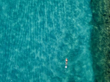 Denizde hava görünümünü taş. Yukarıda, şeffaf su Marnixkade tabanının genel bakış. Yüzücüler, su üzerinde yüzen yıkananlara