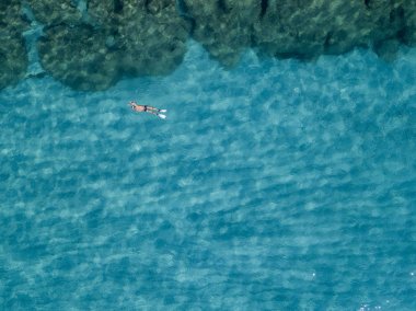 Denizde hava görünümünü taş. Yukarıda, şeffaf su Marnixkade tabanının genel bakış. Yüzücüler, su üzerinde yüzen yıkananlara