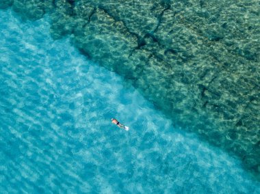 Denizde hava görünümünü taş. Yukarıda, şeffaf su Marnixkade tabanının genel bakış. Yüzücüler, su üzerinde yüzen yıkananlara