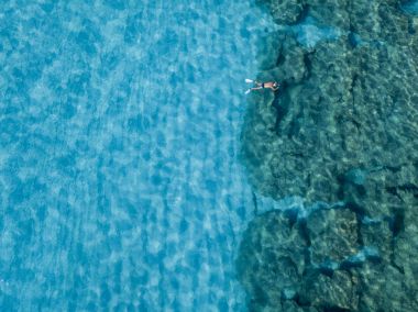 Denizde hava görünümünü taş. Yukarıda, şeffaf su Marnixkade tabanının genel bakış. Yüzücüler, su üzerinde yüzen yıkananlara