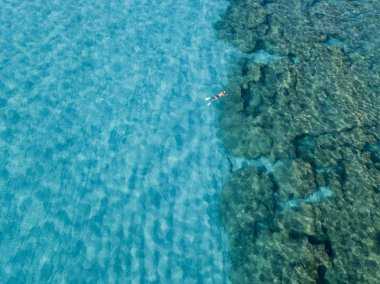 Denizde hava görünümünü taş. Yukarıda, şeffaf su Marnixkade tabanının genel bakış. Yüzücüler, su üzerinde yüzen yıkananlara
