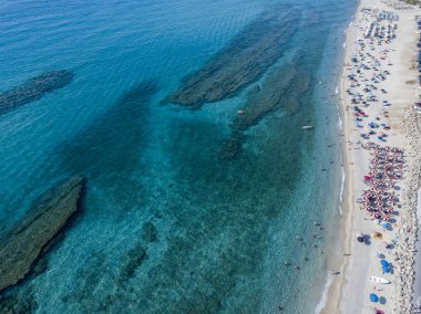 Yukarıda da görüleceği deniz alt, Zambrone plaj, Calabria, İtalya. Dalış dinlenme ve yaz tatil. İtalyan kıyıları, plajları ve kayalar. Havadan görünümü