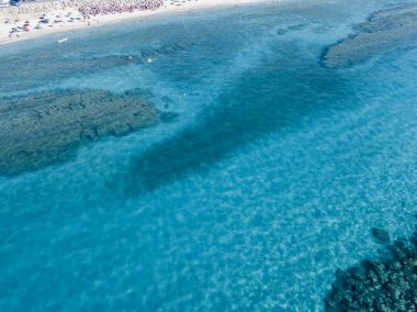 Yukarıda da görüleceği deniz alt, Zambrone plaj, Calabria, İtalya. Dalış dinlenme ve yaz tatil. İtalyan kıyıları, plajları ve kayalar. Havadan görünümü