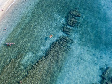Şeffaf bir denizde yüzen su kanoyla hava görünümünü. Yıkananlara denizde. Zambrone, Calabria, İtalya. Dalış dinlenme ve yaz tatil. İtalyan kıyıları, plajları ve kayalar