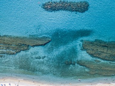 Yukarıda da görüleceği deniz alt, Zambrone plaj, Calabria, İtalya. Dalış dinlenme ve yaz tatil. İtalyan kıyıları, plajları ve kayalar. Havadan görünümü